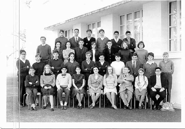 r_1963-1964_3eme iab.jpg - Lycée Regnault - TANGER / MAROC - Année scolaire: 1963-64 -Classe : 3eme I AB Photo communiquée par Yolande Buissink  1ere rangee du haut de gauche a droite: Rodiere Michel - Joubert Gerard - Lecointre Christopher - Cohen Joseph -Levy Carlos - Cohen Leon 2eme rangee: Conti Hans Pieter - Bendahan Hilda - Garcia Amparo - Capoulade Jean Pierre - Benaim Gladys - Woirhage Hugues - Ramis Julia - Quiot Daniele 3eme rangee: Maman Joseph - Riera Juliette - Bergel Norman - Farrer Henriette - Druive Jean Jacques - Bitelmal - Ratto Eliane - Egea Michel - Bouhadana Allegria -Dumoulin Edouard - 4eme rangee: Pelofi Jean Pierre - Gellen Elizabeth - Bengio Abraham - Marrache Allegria - Mme Cervantes (Professeur de Francais / Latin) - Yolande Buissink - Schultz William - Royer Marie France - Barchichon Samuel 